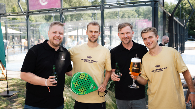 Veltins kooperiert mit PadelCity und wird exklusiver Padel-Partner - Offizieller Auftakt der Partnerschaft bei der One Point Challenge in Dortmund (v. l.): Max Jochem (Account Group Manager Gastronomie Veltins), Jonathan Sierck (Co-Founder und Geschäftsführer PadelCity), Mike Bieker (Leiter Channel-Marketing Veltins) und Daniel Sierck (Partnership Management PadelCity) - Quelle: PadelCity